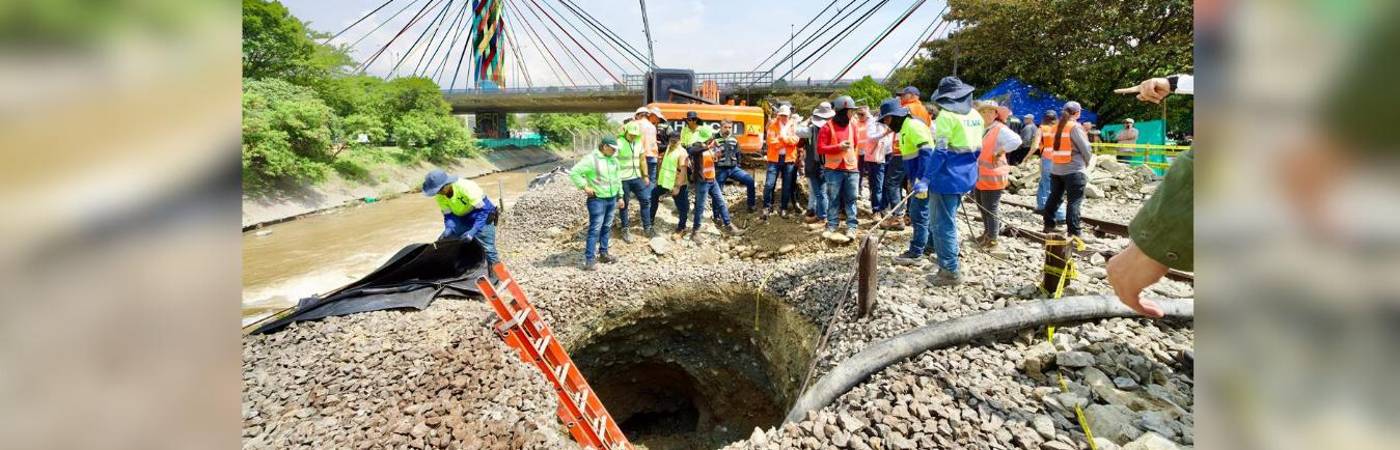 Entre 70 y 80 metros cúbicos de material, según el último reporte del metro, ya han sido descargados en el hueco. Se deben descargar 250 metros cúbicos para montar nuevamente la vía férrea. / FOTO: ALCALDÍA DE MEDELLÍN
