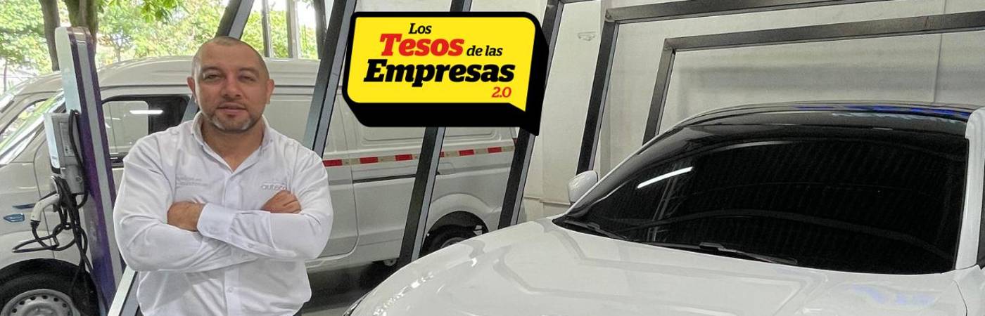 Arlen Blandón, quien tiene 40 años y lleva casi la mitad de su vida en Auteco, se convirtió en un especialista en vehículos eléctricos. FOTO: JAIDER ESCOBAR