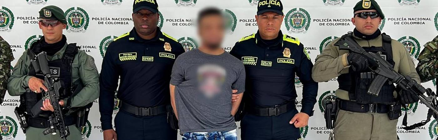 Así fue presentado alias Edwin por la Policía. FOTO: CORTESÍA DEPARTAMENTO DE POLICÍA ANTIOQUIA