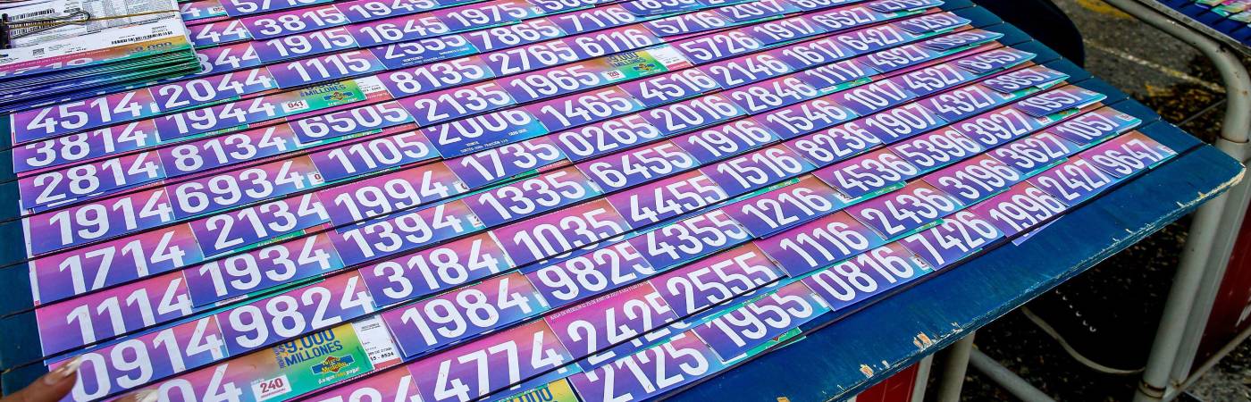 Vendedores de loterías en el centro de Medellín. FOTO: ARCHIVO - JUAN ANTONIO SÁNCHEZ