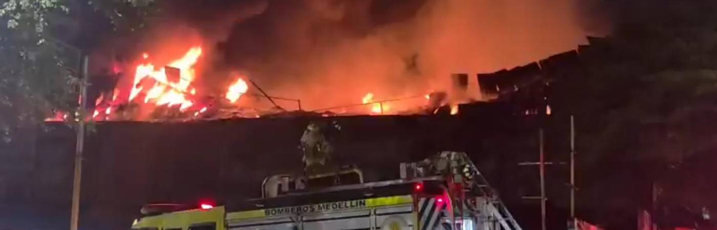 Intervención del Cuerpo de Bomberos Medellín. FOTO: CAPTURA DE VIDEO TOMADA DE X @RCNMEDELLIN