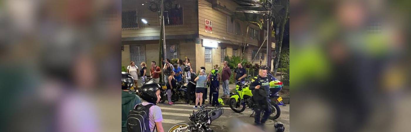 Uno de los presuntos ladrones murió en vía pública junto a la moto en que se movilizaba. FOTO: CORTESÍA