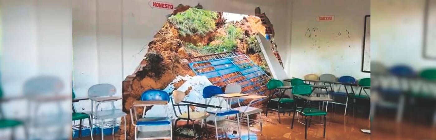 La tierra y el agua se metieron por el muro que se fue al piso. Según las autoridades, el daño sólo fue en ese punto y no hay riesgos. FOTO: CORTESÍA ALCALDÍA GUARNE