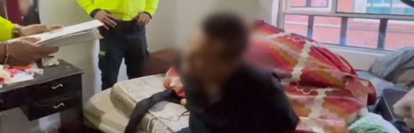 Momento de la captura de alias Alex en una vivienda ubicada en Soacha, Cundinamarca. FOTO: CORTESÍA POLICÍA NACIONAL
