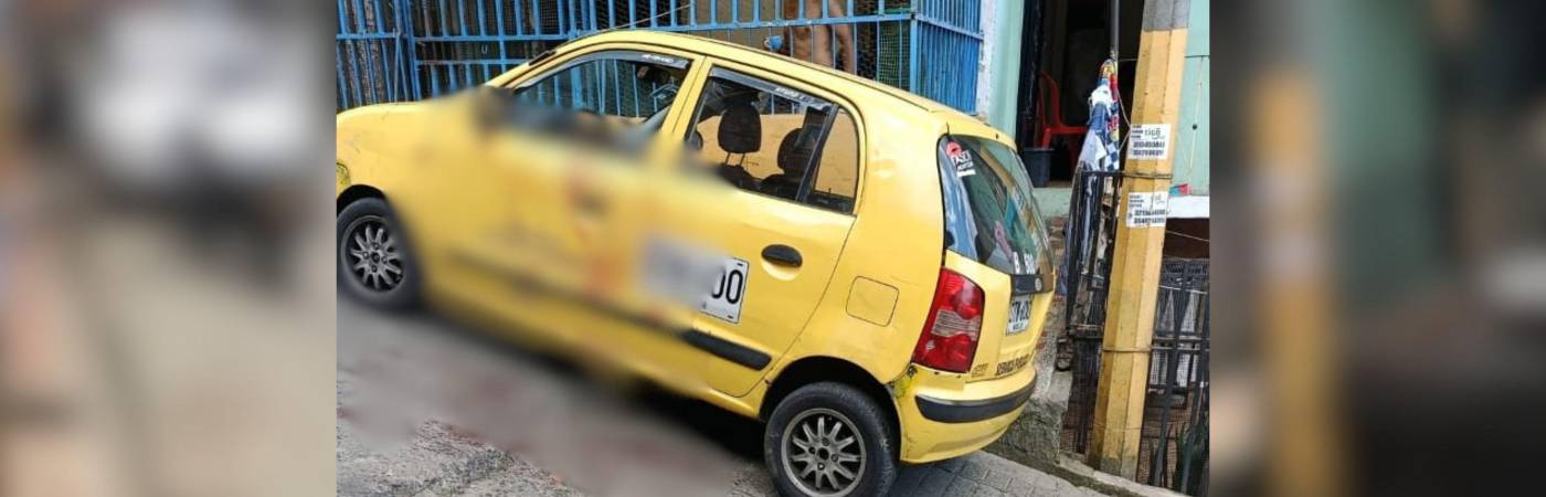 Así quedó el taxi tras la agresión al conductor. FOTO: CORTESÍA FREDDY ESCUDERO