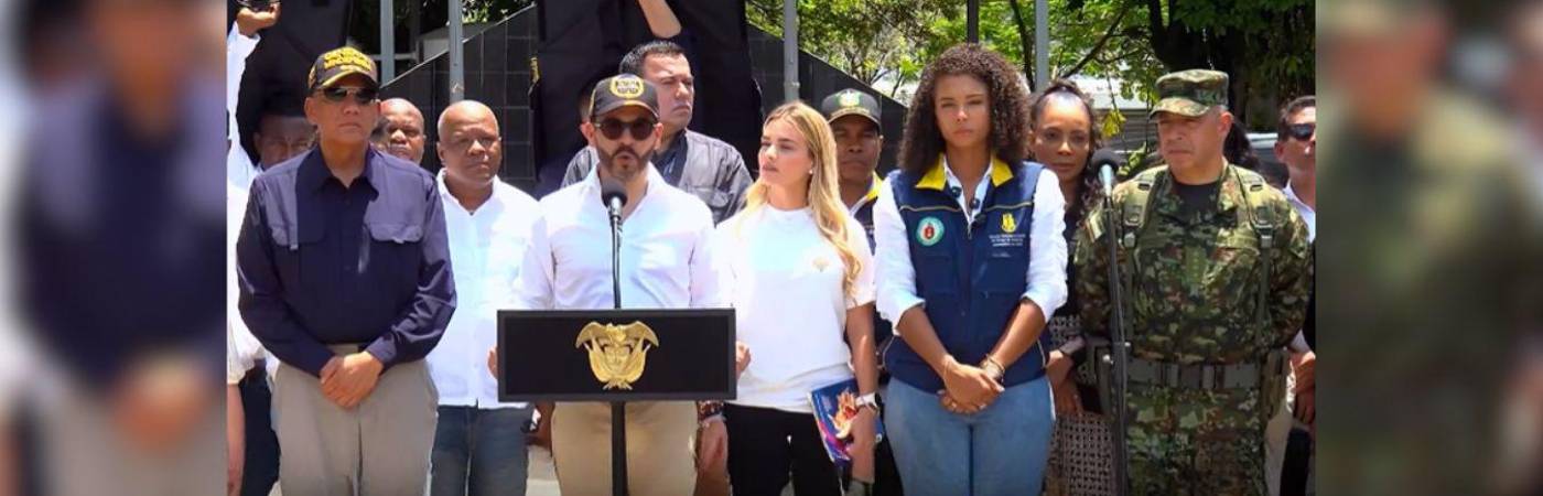 El presidente hizo un reconocimiento a Nubia Carolina Córdoba, gobernadora del Chocó (derecha) por su labor durante la emergencia. FOTO: X @ABDELAESPRIELLA