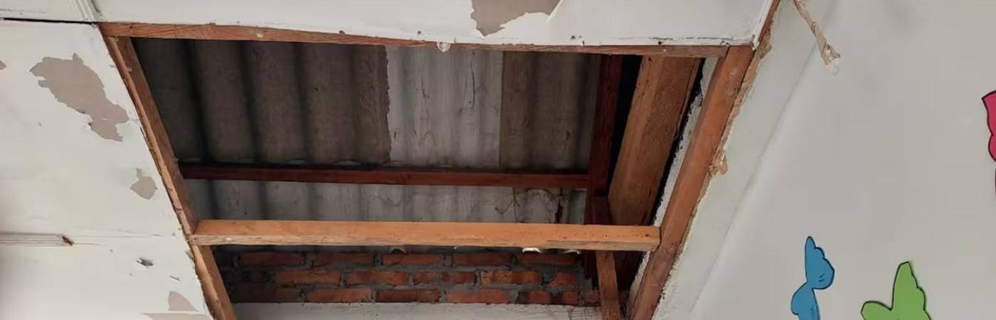 Uno de los techos del colegio también se desprendió. FOTO: TOMADA DE CARACOL RADIO