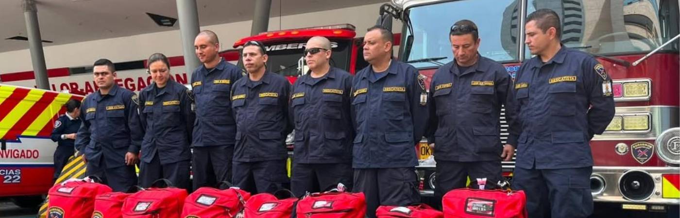 Ellos son los 8 miembros del Cuerpo de Bomberos Voluntarios de Envigado que viajaron a Venezuela para apoyar las labores de rescate. FOTO: CORTESÍA BOMBEROS ENVIGADO
