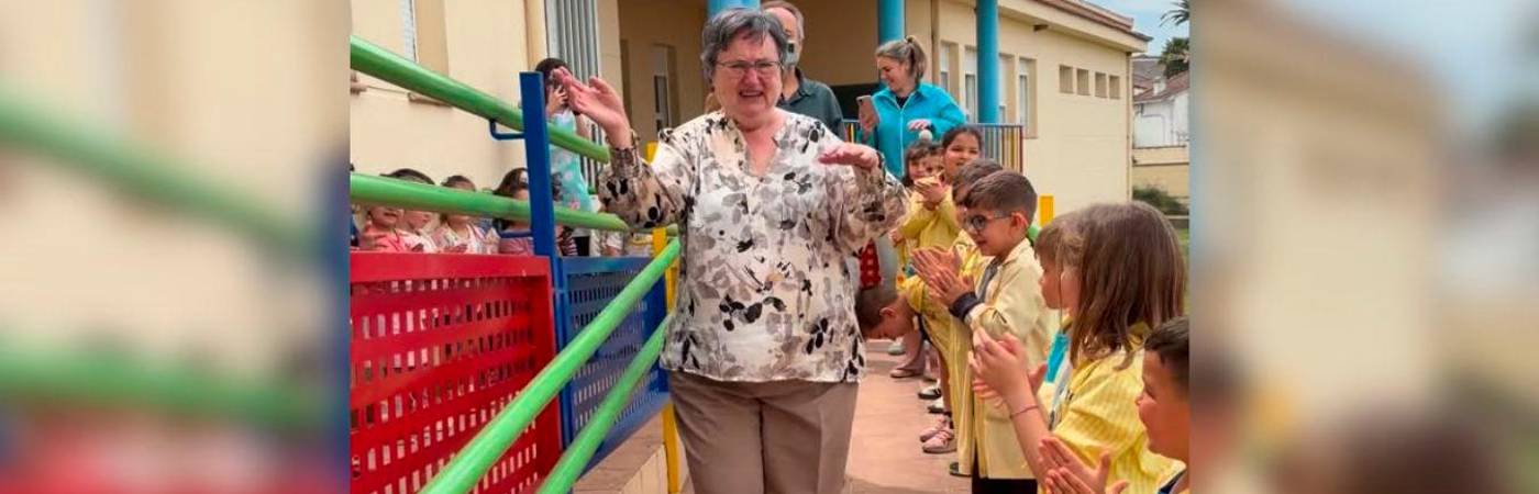 Los niños le hicieron todo un camino de aplausos. FOTO: CAPTURA DE VIDEO IG @ceip.sanandres