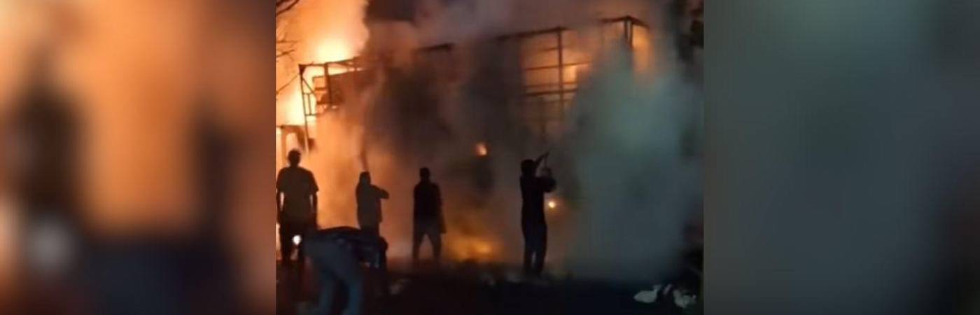 El Ejército y los Bomberos llegaron al lugar para contener la situación. FOTO: FACEBOOK JAMUNDÍ INFÓRMATE