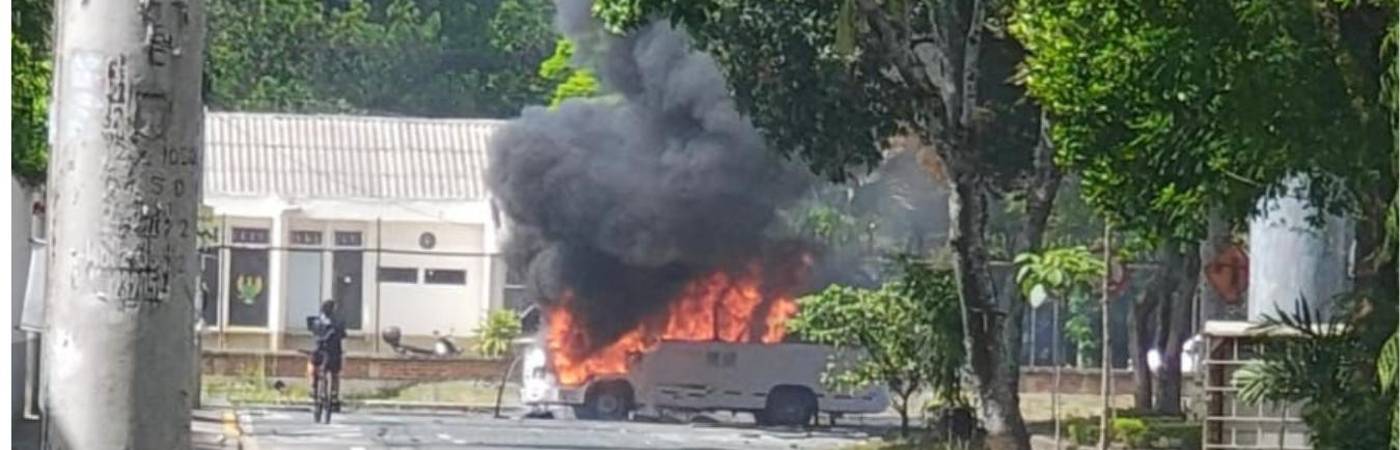 Al parecer, desde el vehículo alcanzaron a lanzar dos tatucos a la guarnición militar, antes de su explosión. FOTO: COLPRENSA