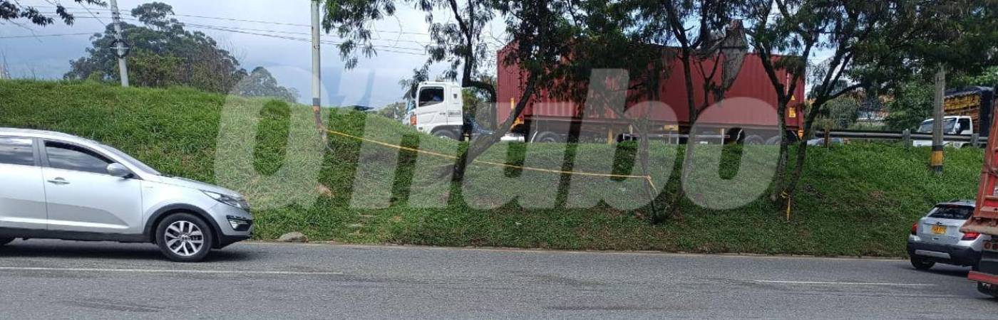 Este es el lugar exacto donde ocurrió el accidente en el que perdió la vida un motociclista. Es la autopista Sur, cerca a la estación del metro La Estrella. / FOTO: CRISTIAN VÁSQUEZ