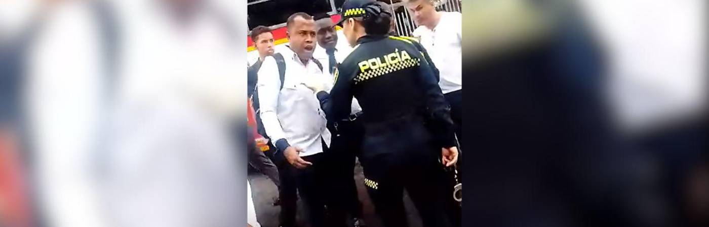 Usuarios en redes sociales lo catalogan como abuso de autoridad. FOTO: CAPTURA DE VIDEO REDES SOCIALES PRENSA PAISA