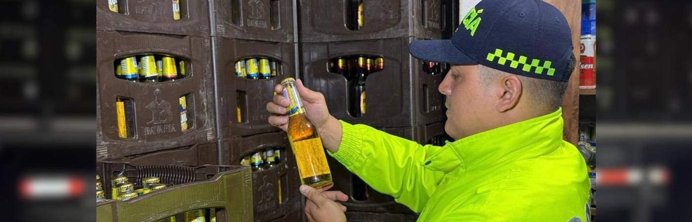 Los policías de la Sijín encontraron cervezas de varias marcas comerciales. FOTO: POLICÍA METROPOLITANA