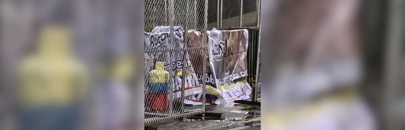 Cilindro y pancarta alusiva a las disidencias de las Farc halladas en el estadio Pascual Guerrero, en Cali. FOTO: X @ROBERTOORTIZZU 