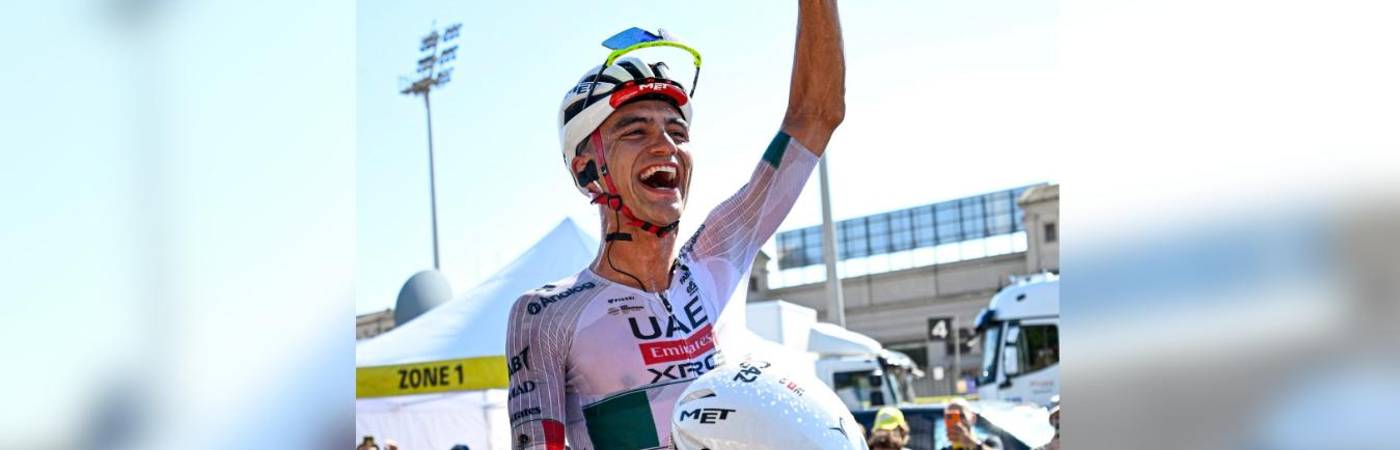 Isaac del Toro celebró su triunfo en los brazos de Tadej Pogacar; dupla ganadora de la segunda etapa del Tour de Francia. FOTO: CORTESÍA TEAMEMIRATESUAE