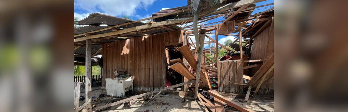 Así quedó la vivienda que quedó afectada por cuenta de los explosivos transportados por drones. FOTO: TOMADA DE X @CARACOLMEDELLIN