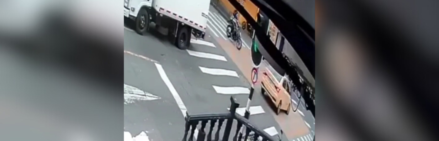 Accidente donde se vieron involucrados un taxi y una moto en Manrique la 45. /FOTO: CAPTURA DE VIDEO DENUNCIAS ANTIOQUIA