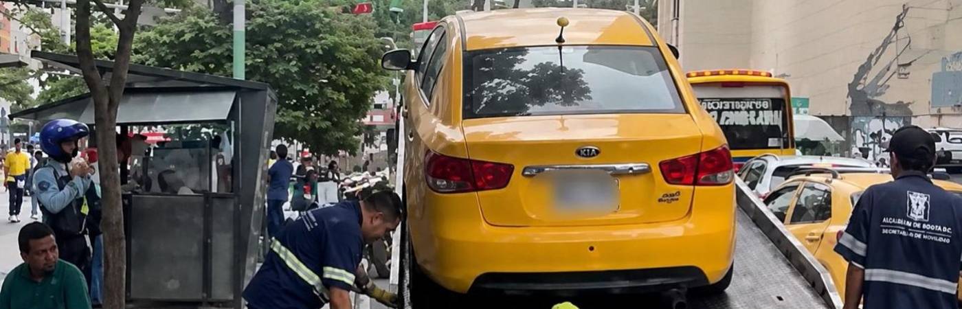 El taxi fue llevado a los patios, mientras se resuelve la situación del conductor. FOTO: ALCALDÍA DE MEDELLÍN