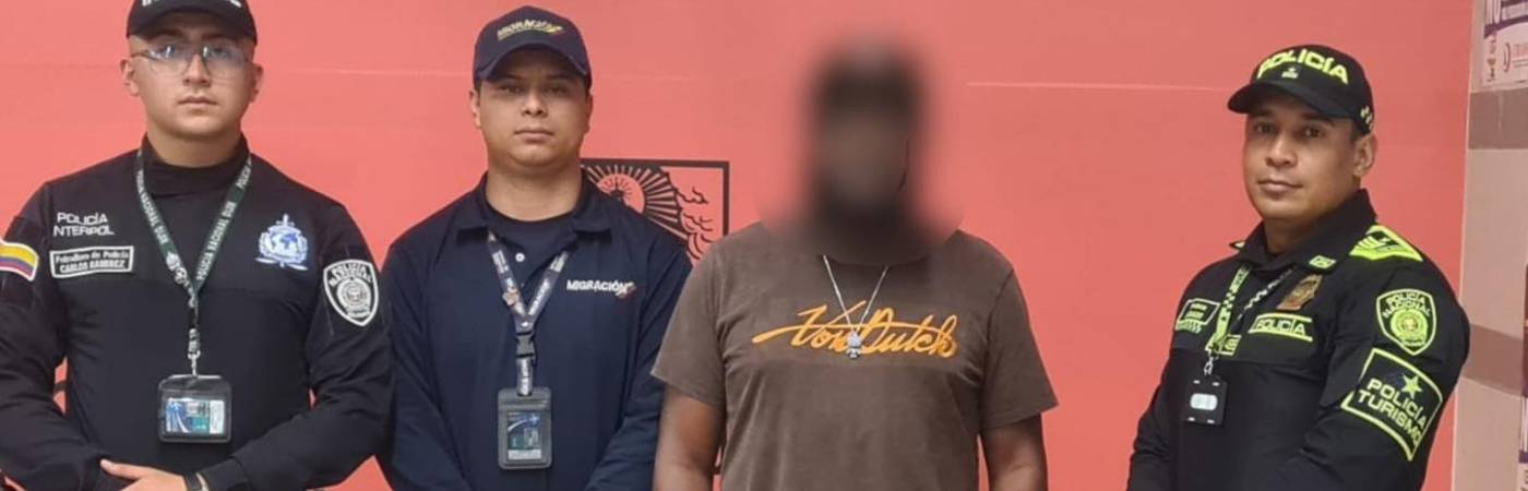 El hombre ya había sido identificado con las autoridades, quienes estaban pendientes de su llegada para expulsarlo del país. FOTO: CORTESÍA MIGRACIÓN COLOMBIA 