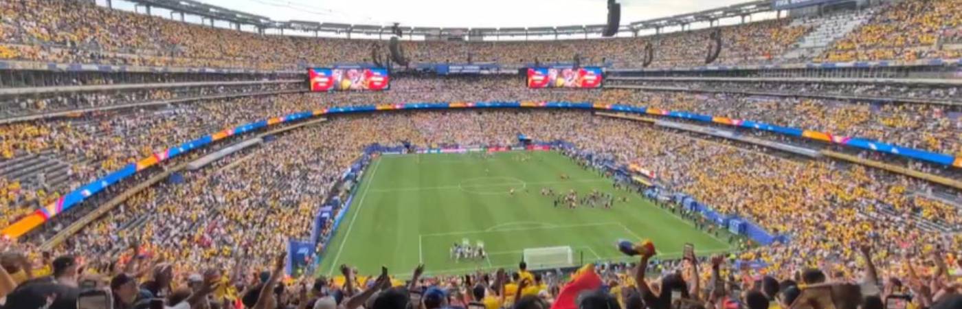 Los ecuatorianos coreando la canción ‘Nuestro Juramento’ de Julio Jaramillo en el New York Stadium tras clasificación a la siguiente ronda del Mundial. FOTO: @JDNALTON