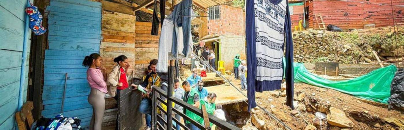 Las familias contaron con acompañamiento y apoyo en el traslado. FOTO: ALCALDÍA DE MEDELLÍN