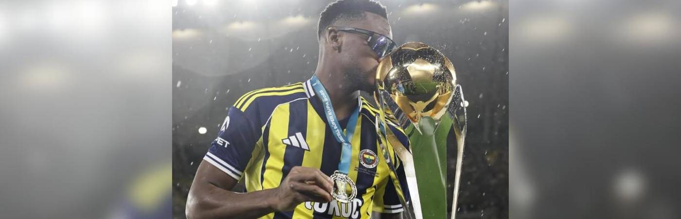 Jhon Jáder Durán celebrando su título con el Fenerbahçe. FOTO: @JADERDURAN9