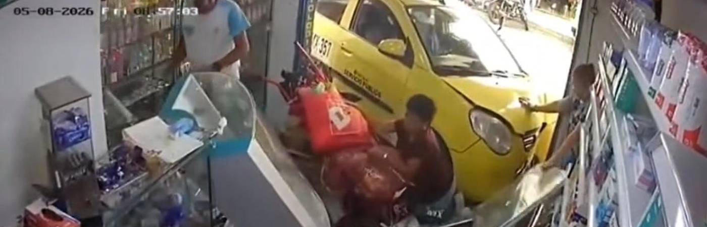 Momento del impacto contra la farmacia. FOTO: CAPTURA DE VIDEO CORTESÍA DENUNCIAS ANTIOQUIA