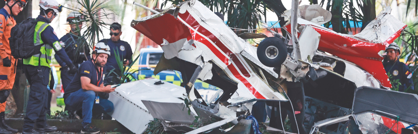 Avioneta estrellada cerca de la estación Estadio del Metro de Medellín. /FOTO: MANUEL SALDARRIAGA