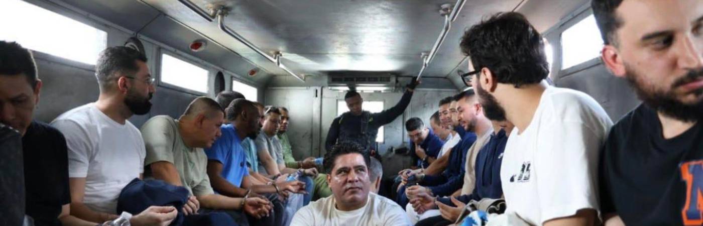 Uno de los grupos de criminales que fueron sacados de la cárcel de Itagüí por orden del presidente De La Espriella. FOTO: INPEC