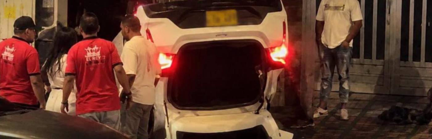 Así quedó el carro tras el fuerte impacto previo contra otro vehículo. FOTO: TOMADA DE FACEBOOK LA PÁGINA DE MEDELLÍN