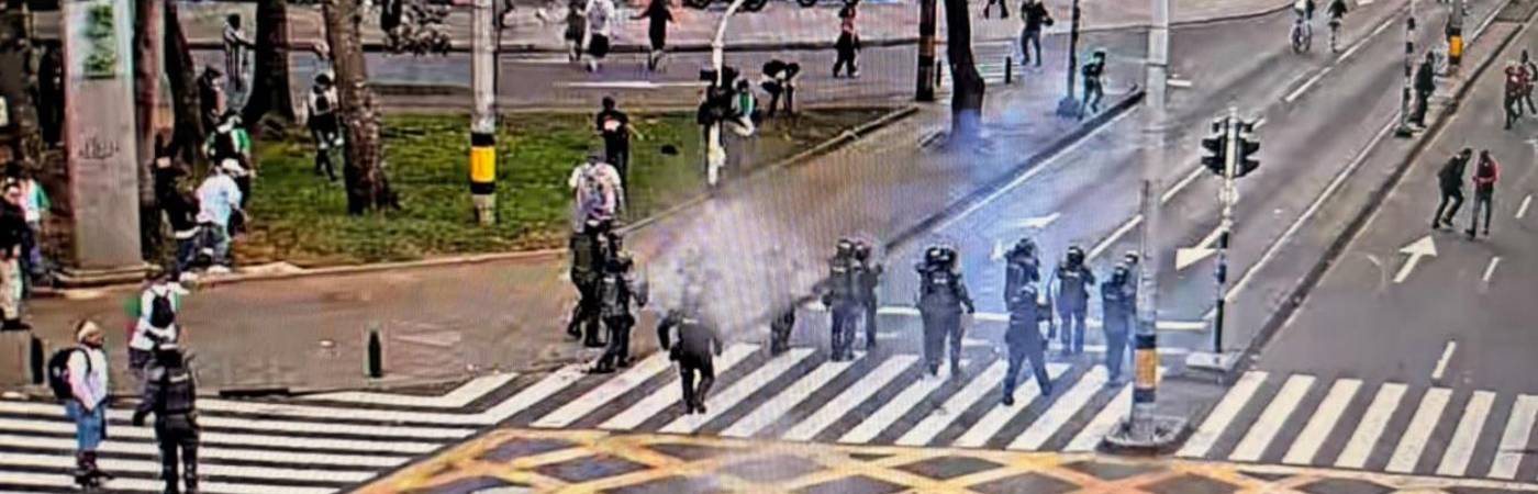Disturbios en las afueras de la Universidad de Antioquia luego de las marchas del 14 de octubre. FOTO: X MANUELVILLAME