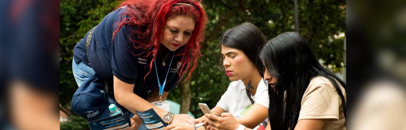 Funcionarios de la Secretaría de Educación están recorriendo los barrios de Medellín. /FOTO: CORTESÍA 