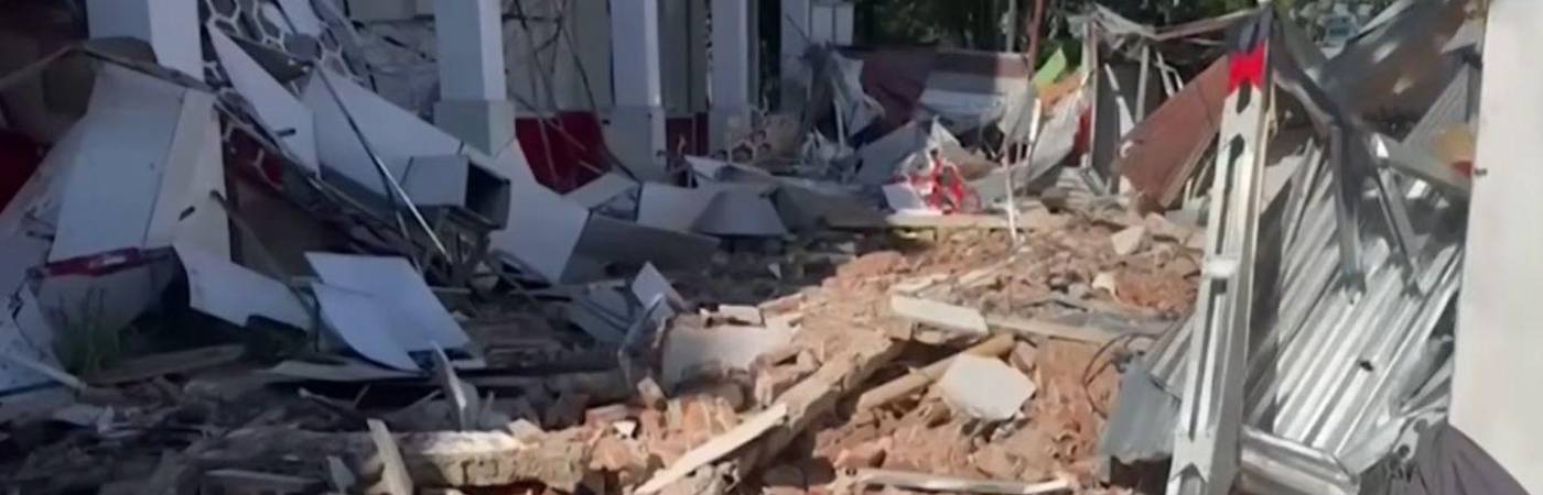 Daños estructurales y una persona fallecida dejaron el terremoto en Indonesia. FOTO: CAPTURA DE VIDEO YOUTUBE WION