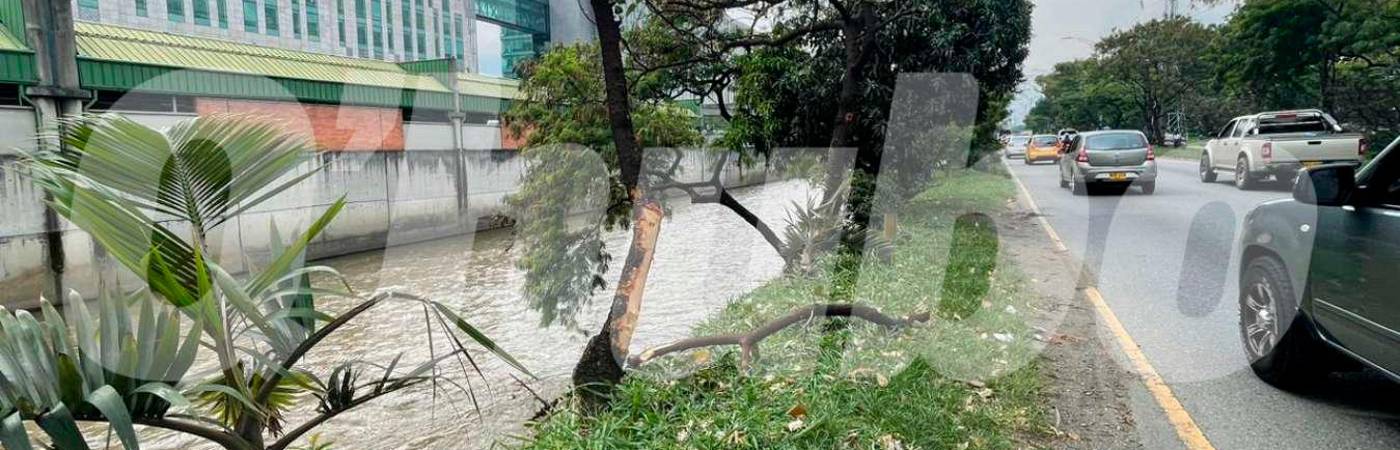 En este punto quedaron las marcas por donde habría caído el motociclista. /FOTO: SINDY VALLE