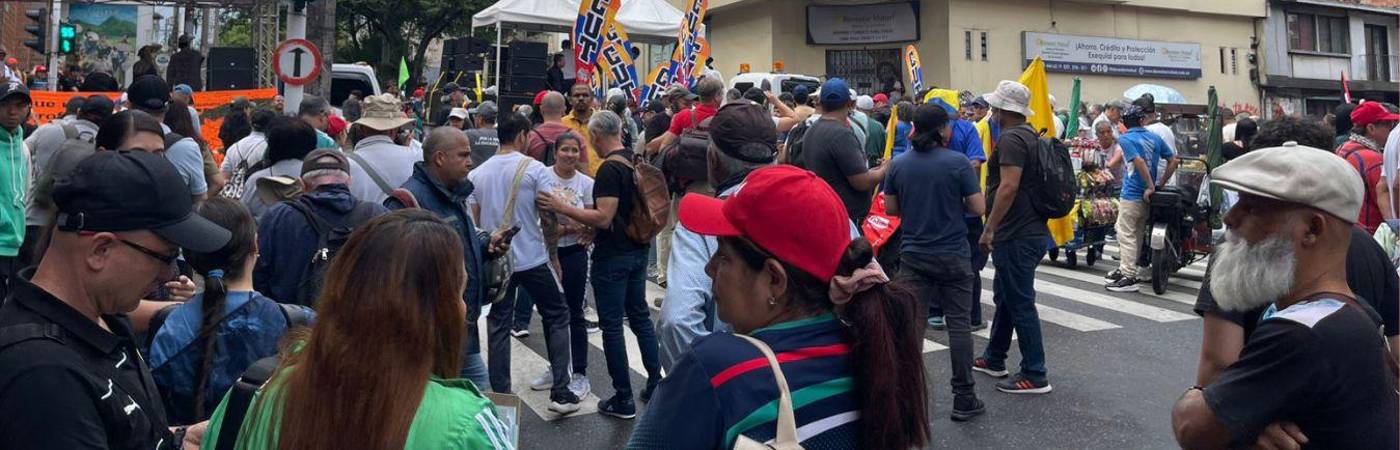 Los docentes comenzaron su recorrido en la carrera 43 con la 57, en el centro de Medellín. / FOTO: SINDY VALLE
