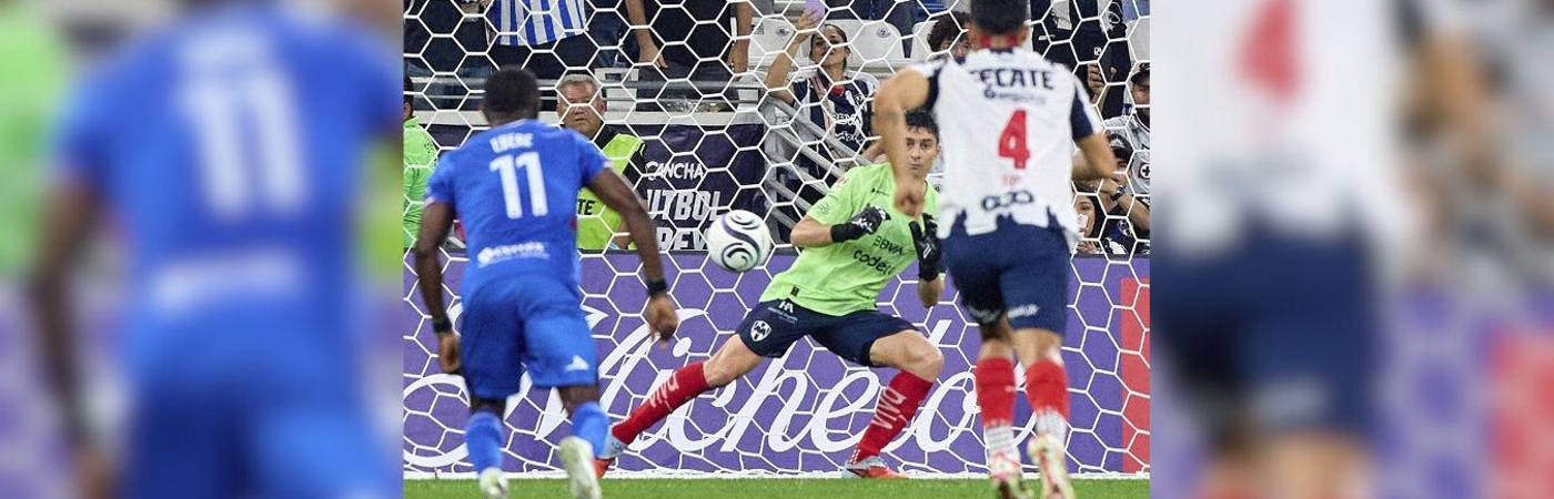 Esta no es la primera vez que Stefan Medina hace las veces de portero, en su carrera profesional ya lo ha hecho en varias ocasiones. FOTO: X Marca México