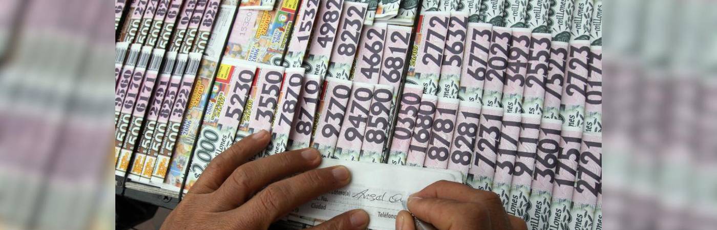 Venta de loterías en Medellín. FOTO: JULIO CÉSAR HERRERA