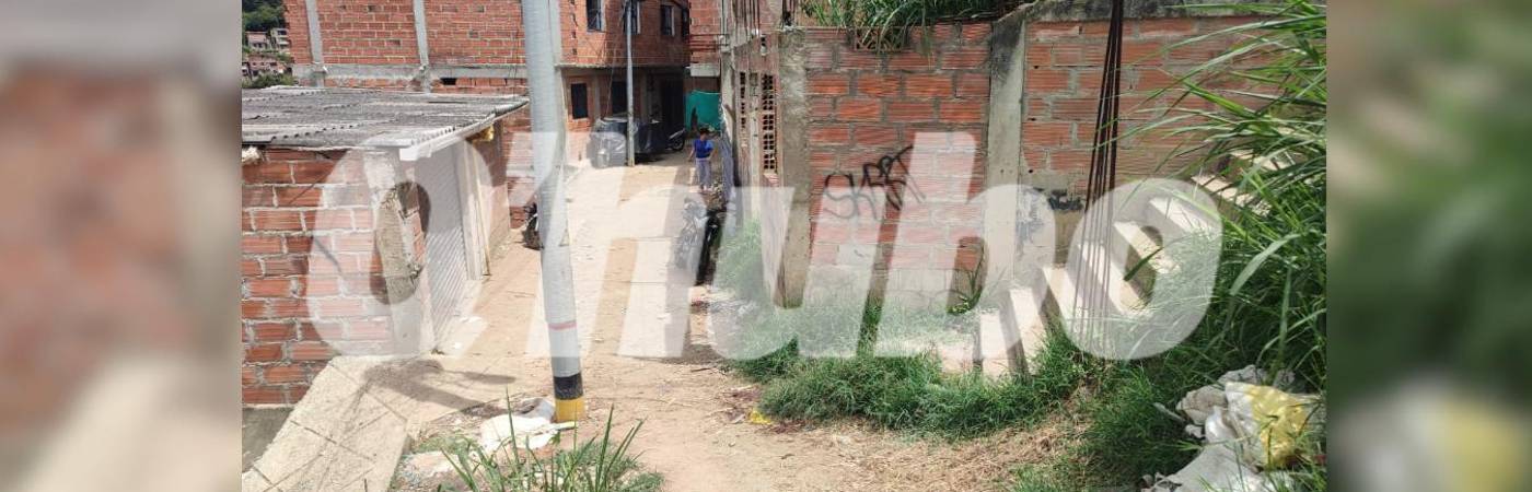 En este callejón del sector Las Piscinas, fue donde asesinaron a Johan Alexander Agudelo Hernández, de 20 años. FOTO: ANDRÉS GARCÍA