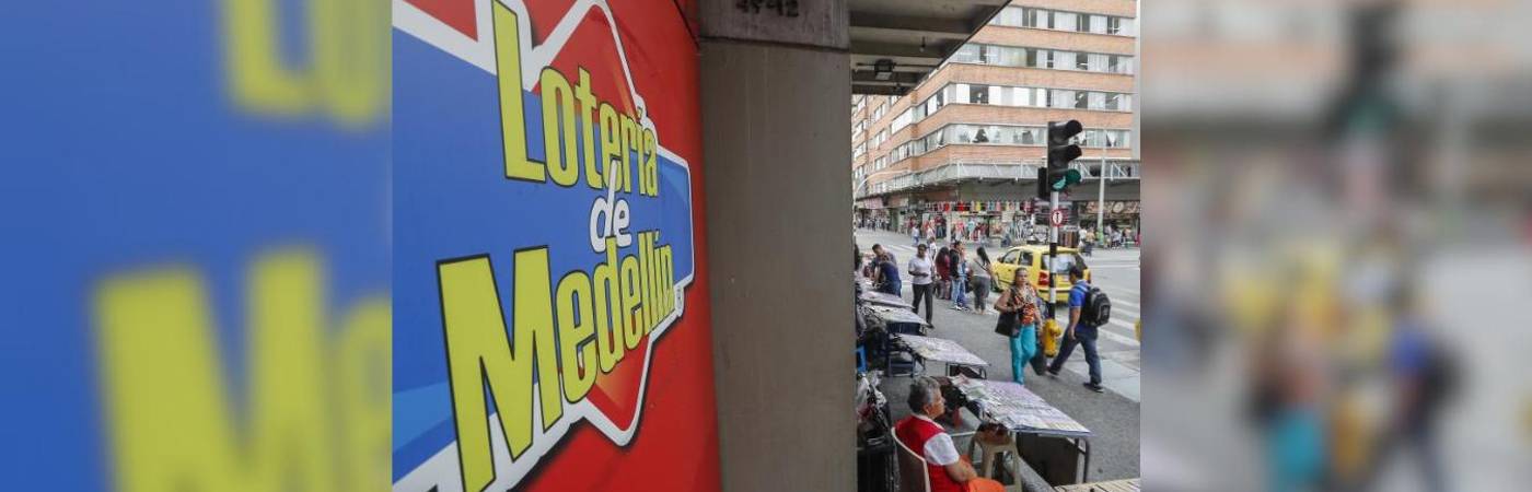 Venta de lotería en Medellín. FOTO: MANUEL SALDARRIAGA 