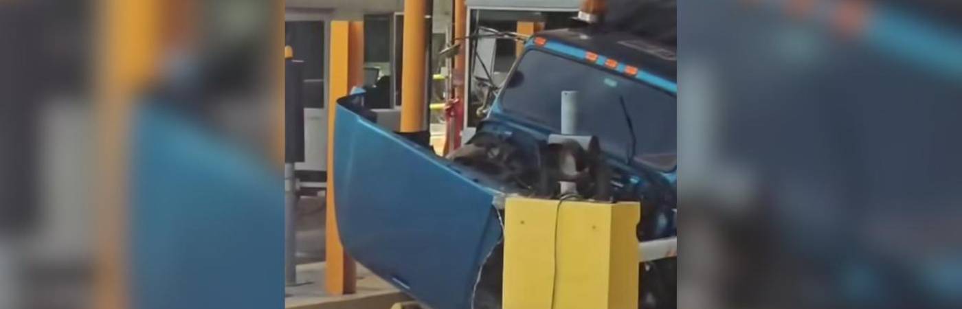 Camión chocado en el peaje de Puerto Berrío. FOTO: TOMADA DE FACEBOOK REPORTEROS DE LA LÍNEA COLOMBIA