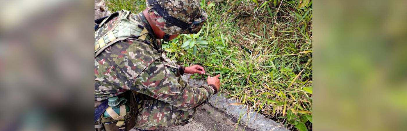 Soldados desactivando minas antipersona en zona rural de Briceño. /FOTO: CORTESÍA ANDRÉS JULIÁN RENDÓN
