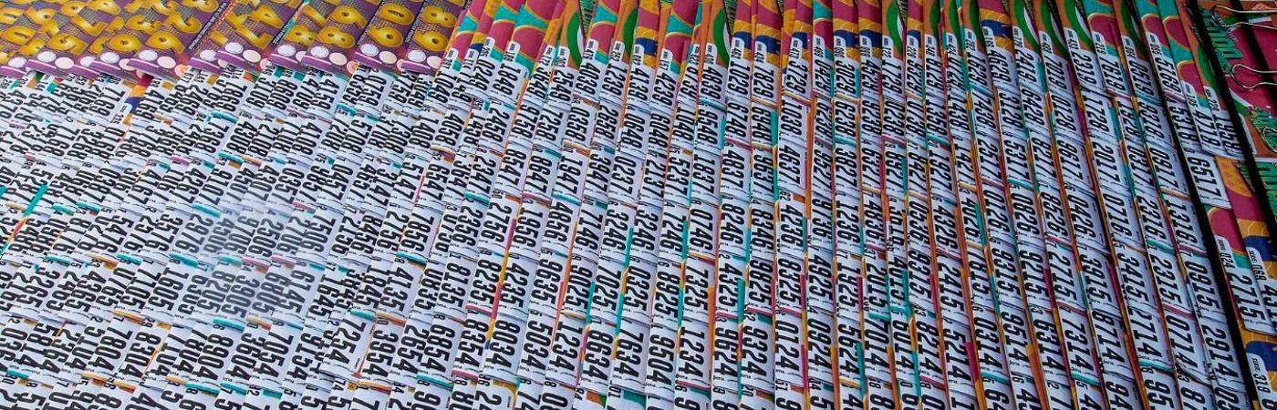 En Medellín hay diferentes puestos para adquirir los billetes de lotería. /FOTO: JAIME PÉREZ. 