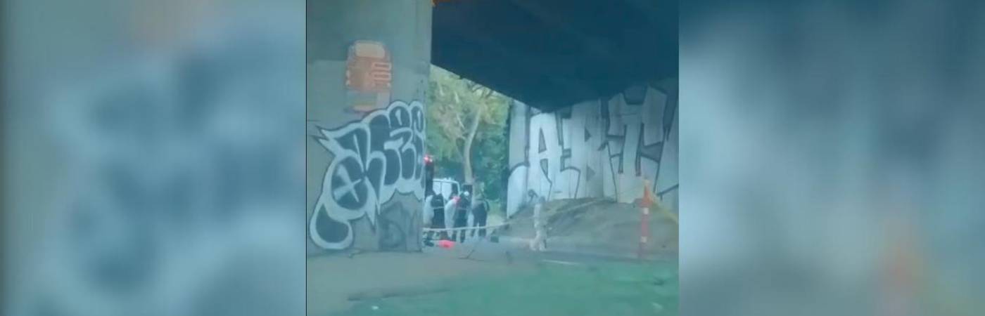 Levantamiento del cuerpo en la Regional. FOTO: CORTESÍA DENUNCIAS ANTIOQUIA