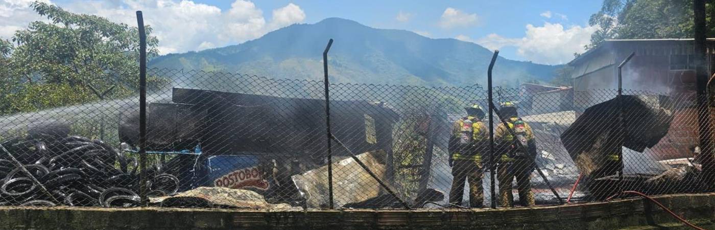 Incendio estructural en el corregimiento de San Antonio de Prado. FOTO: DAGRDMEDELLIN