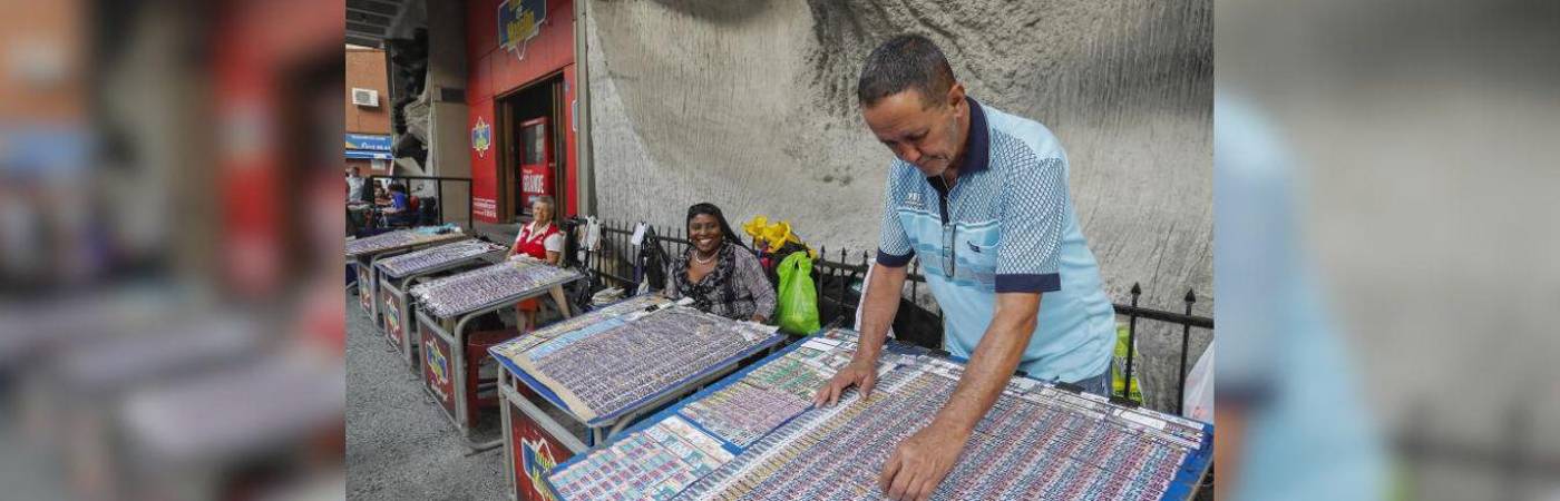 Venta de chances y loterías en el centro de Medellín. / FOTO: ARCHIVO – MANUEL SALDARRIAGA