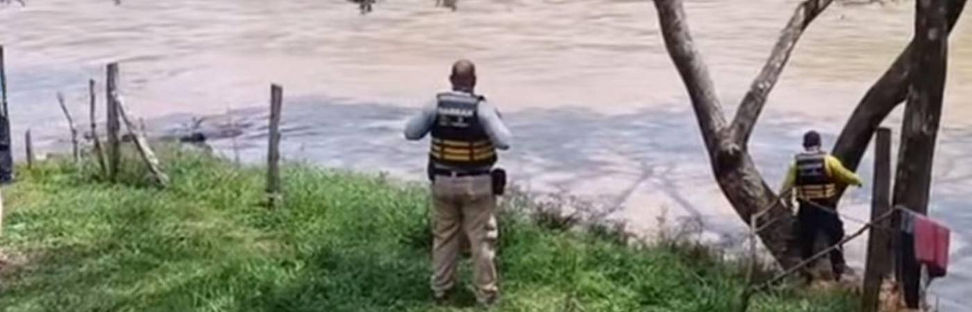 Los bomberos de varios municipios del Suroeste antioqueño buscan al uniformado. FOTO: CAPTURA DE VIDEO BOMBEROS BOLOMBOLO