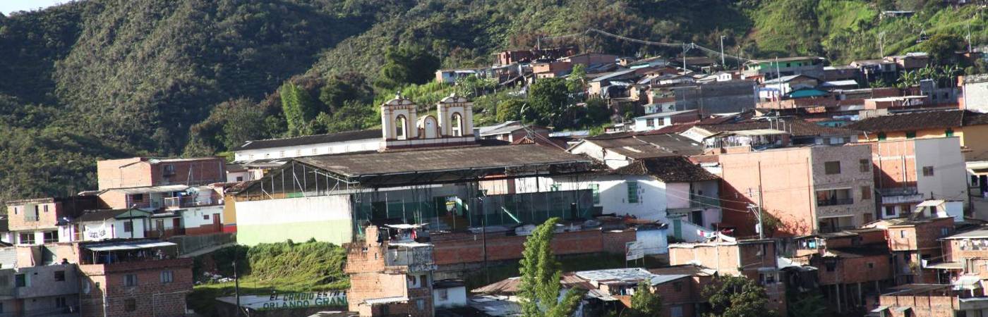 Los uniformados fueron asesinados en el parque principal de Anorí. FOTO: CORTESÍA FUNDACIÓN JULIO C. HERNÁNDEZ