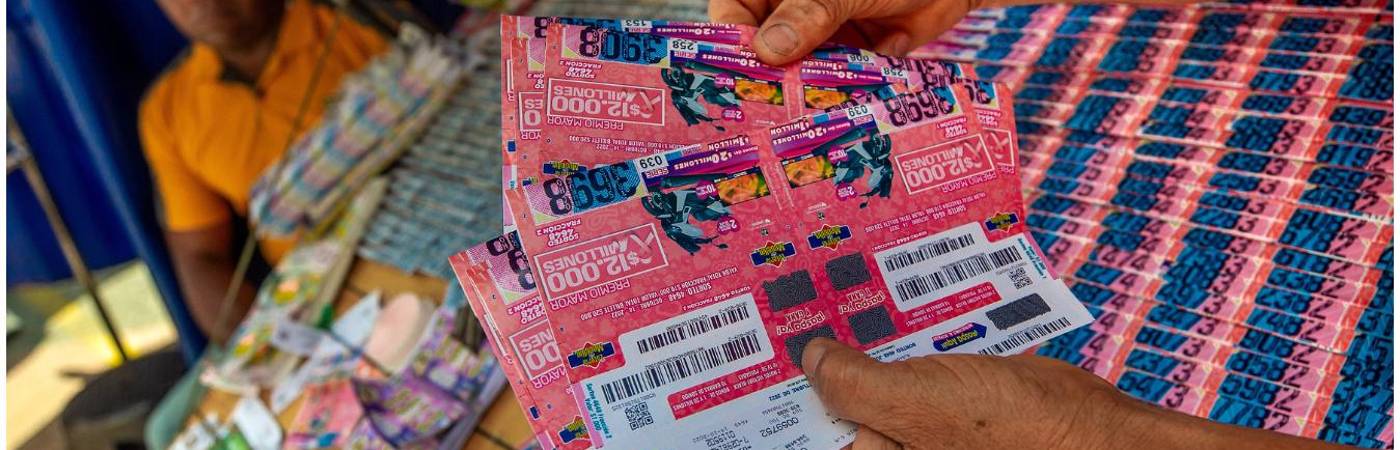 Venta de loterías y chances en el centro de Medellín. / FOTO: CAMILO SUÁREZ