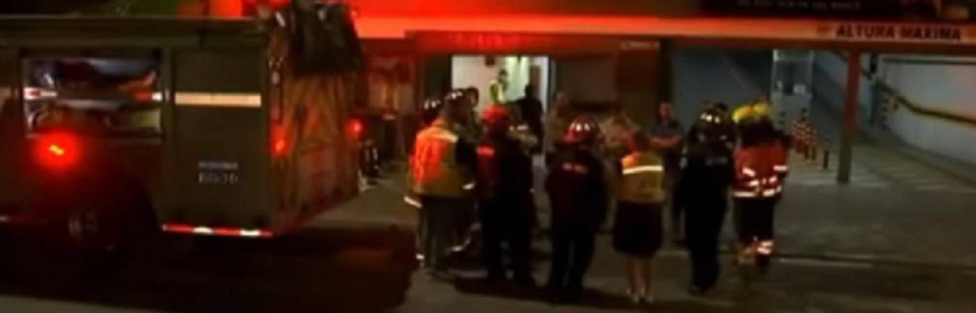 Momento de intervención del Cuerpo de Bomberos Medellín en el sitio. FOTO: CAPTURA DE VIDEO NOTICIAS TELEMEDELLÍN